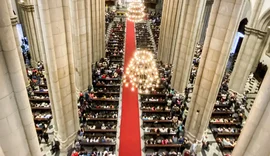 Fiéis lotam Catedral da Sé em missa para homenagear papa Francisco
