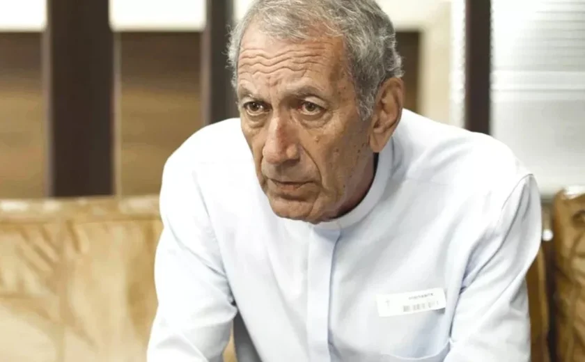 Descubra com quem o padre Paulo fala ao telefone em Dona de Mim