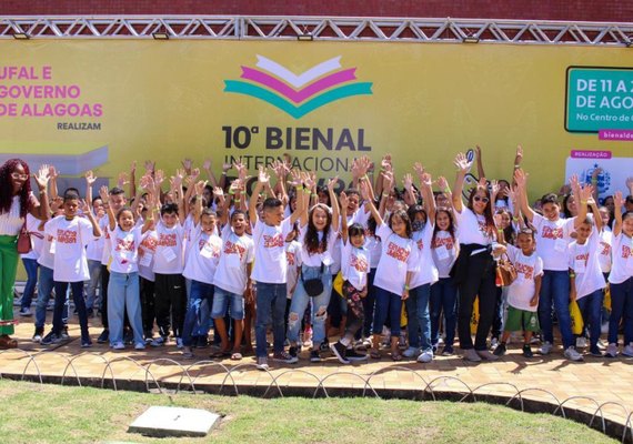 Quase 2 mil alunos visitam Bienal e compram livros com vales entregues pela Prefeitura de Maceió