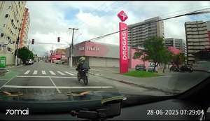 Motociclista inabilitado foge de abordagem, fura sinais e acaba preso após colisão com viatura