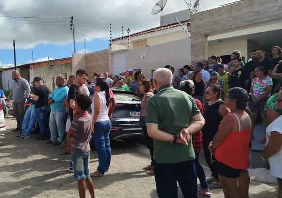 Corpo de criança morta pelo pai, major da PM, é sepultado sob forte comoção