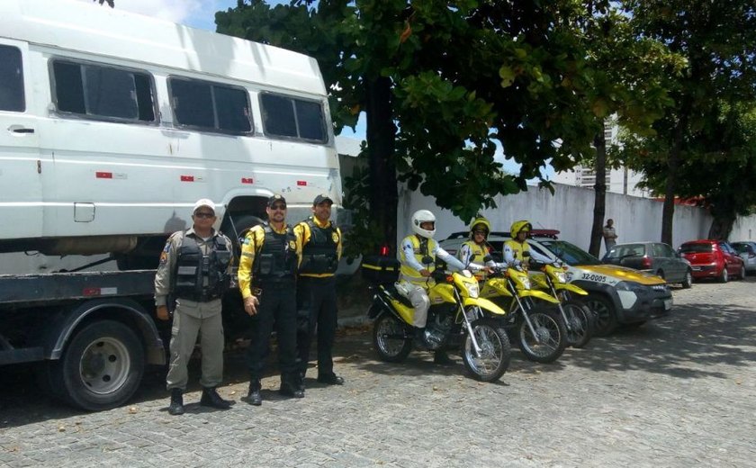 SMTT e PM apreendem transporte clandestino no Jacintinho