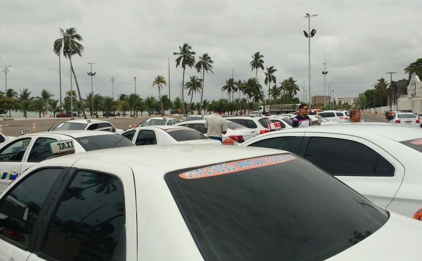 Taxistas protestam, em Maceió, contra serviços oferecidos pelo Uber