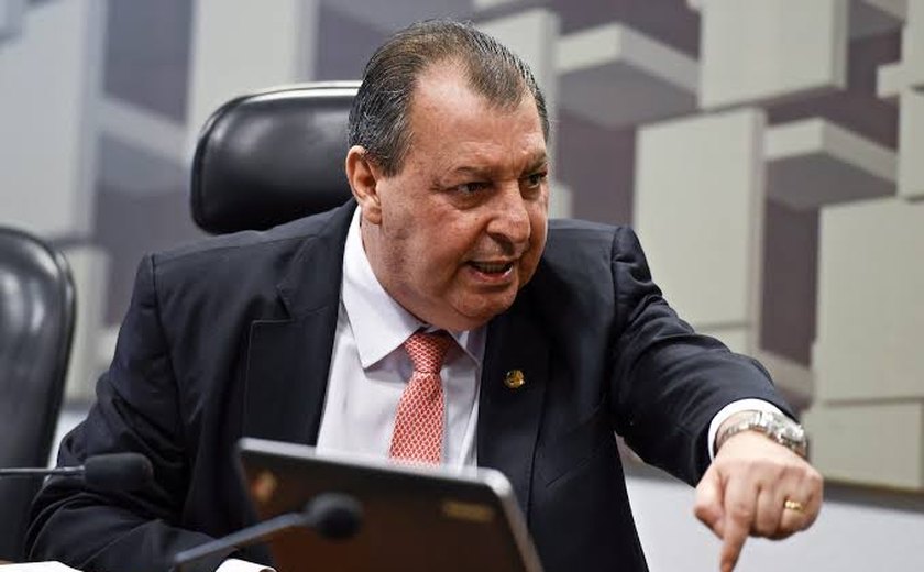 Investigação aberta por Omar Aziz sobre propina de Bolsonaro pode levar à anulação de venda de refinaria