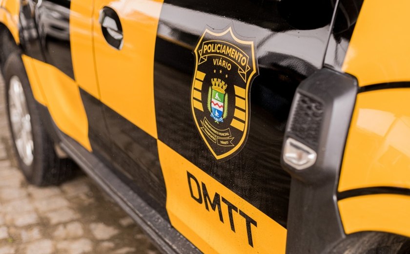 Agentes do DMTT escoltam gestante em trabalho de parto durante patrulhamento