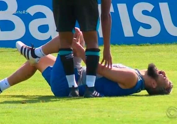 Douglas desfalca Grêmio por seis meses após romper ligamentos do joelho