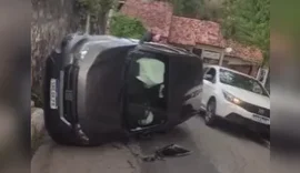 Carro capota em Maceió, mas motorista sai ileso