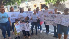 Mães de crianças e jovens com autismo protestam por auxiliar de sala em Maceió
