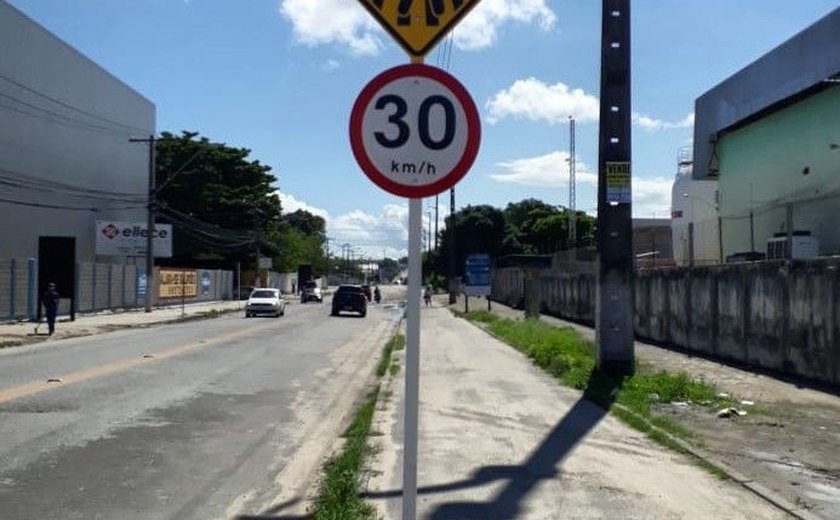 Prefeitura de Maceió segue com sinalização vertical no Distrito Industrial