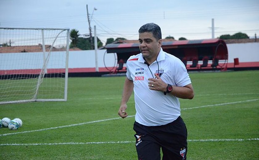 Treinador Marcelo Cabo continua no comando do Atlético-GO, diz diretor