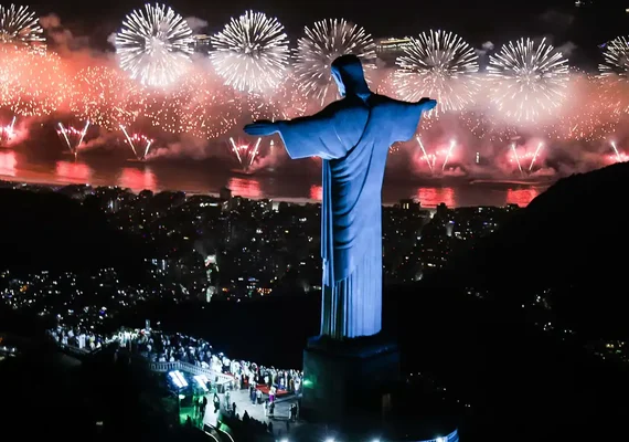 Festa de réveillon continua na Praia de Copacabana