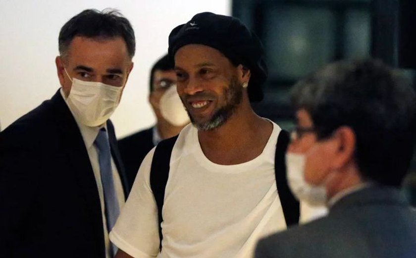 Ronaldinho Gaúcho paga fiança milionária e deixa prisão no Paraguai
