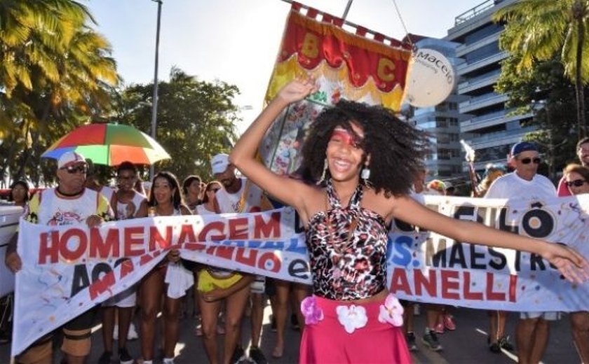 Bloco 'Nêga Fulô' arrasta multidão no Carnaval do Bicentenário na Ponta Verde