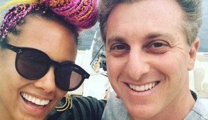 Huck recebe Alicia Keys em seu iate em Angra dos Reis