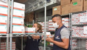 Alagoas recebe 40.960 doses de vacinas Astrazeneca e Pfizer