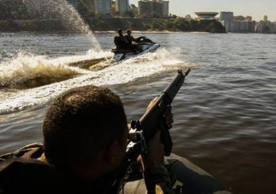 Policiais 'pegam carona' em jet ski para prender suspeito de tráfico