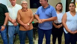 Prefeito apresenta proposta de reajuste salarial acima da inflação para professores de Junqueiro