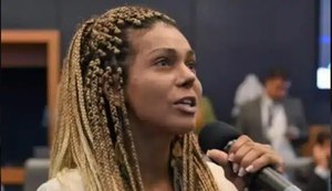 Barba, cabelo & mãos ao alto
