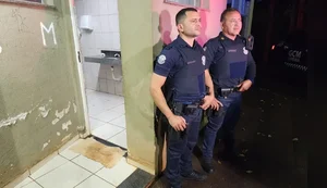 Casal de idosos é flagrado fazendo sexo em banheiro público