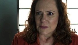 Arlete mente e intimida Antônia ao ser colocada contra a parede na polícia