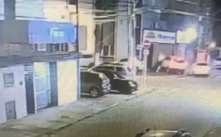 Colisão entre carros termina com veículo atingindo fachada de hotel