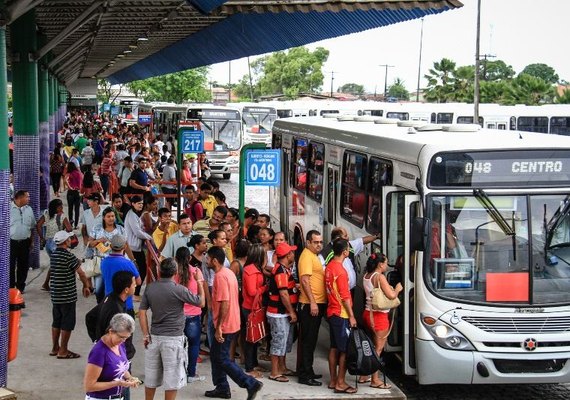 Valor da passagem de ônibus é alvo de protestos em Maceió