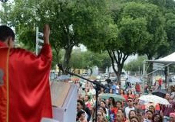 Apesar da chuva, milhares de fiéis homenageiam São Jorge no Rio
