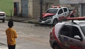 PM é baleado em tentativa de assalto e viaturas se acidentam a caminho