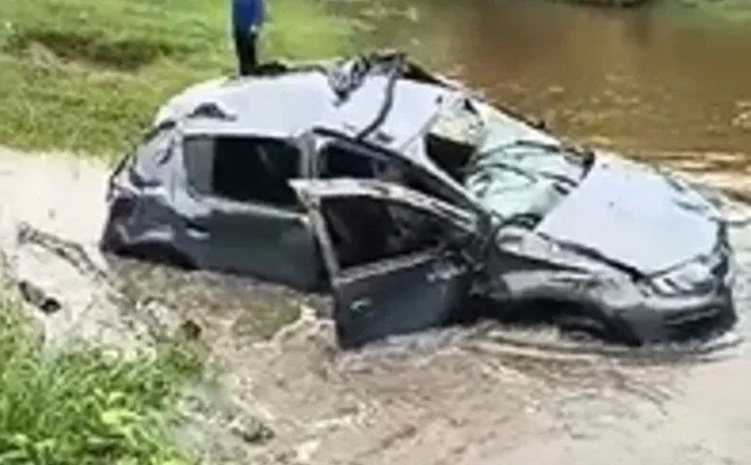 Motorista perde controle de carro, sai da pista e vai parar em rio