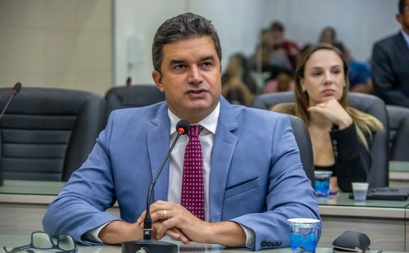 Pais aflitos e alunos sem ir às aulas: Rui Palmeira denuncia crise na educação municipal