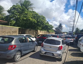 Estacionamento irregular trava acesso à Avenida Menino Marcelo e gera reclamações na Serraria