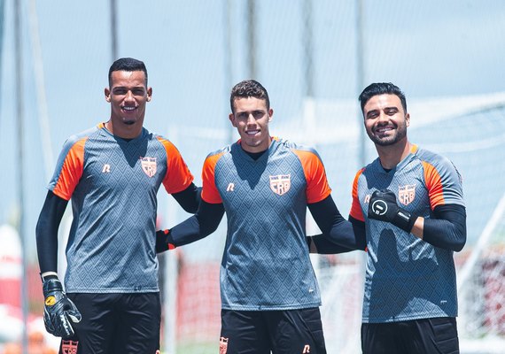 Líder CRB encara o lanterna Cruzeiro com time alternativo no Rei Pelé