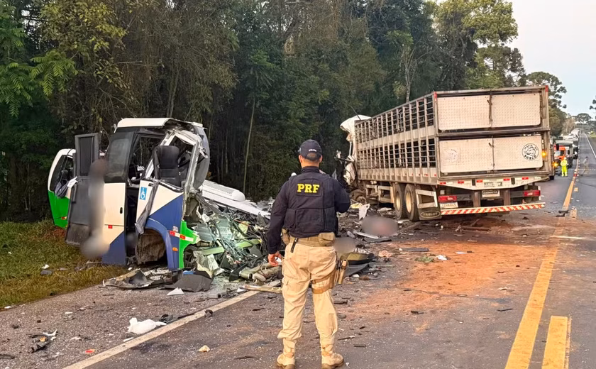 Acidente entre micro-ônibus e carreta deixa 23 mortos e cinco feridos no Paraná