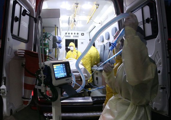 Brasil acumula 867,6 mil casos e 43 mil mortes registradas do novo coronavírus