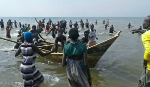 Em Uganda, naufrágio mata atletas e torcedores de um clube de futebol