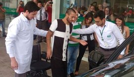 Alan Ruschel recebe alta e vai ao dentista para poder dar entrevistas