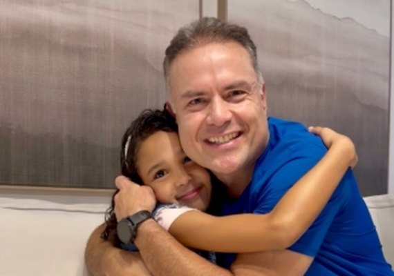 Renan Filho conhece criança que viralizou falando inglês e exalta educação pública