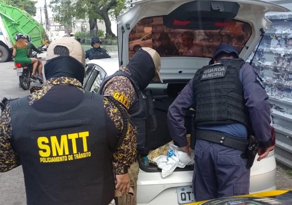 DMTT flagra veículo transportando maconha e armas brancas