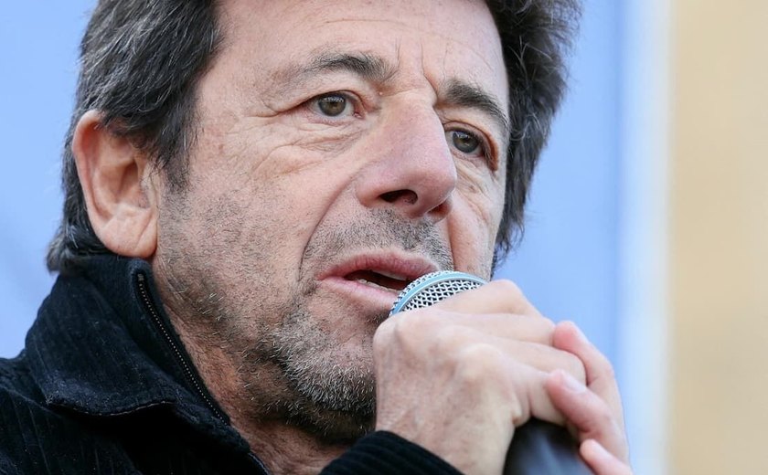 Ator e cantor Patrick Bruel se pronuncia após ser acusado de estupro por oito mulheres