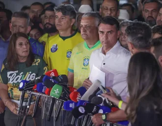 Alexandre de Moraes determina que Flávio Bolsonaro entregue passaporte