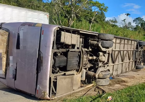 Ônibus com torcedores de organizada do Bahia tomba na BR-101 a caminho de Recife