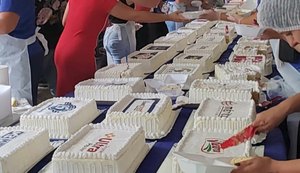 Arapiraquenses comemoram aniversário da cidade com bolo gigante