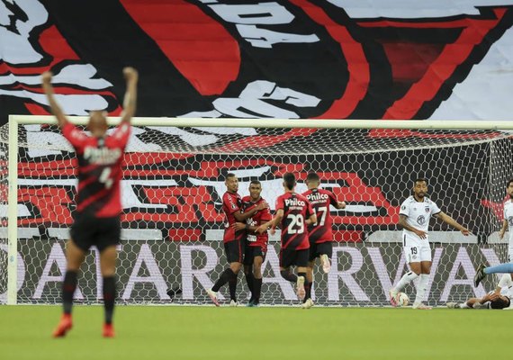 Athletico-PR vence o Colo-Colo e se isola na liderança do Grupo C da Libertadores