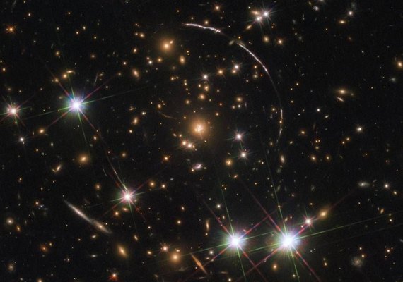 Hubble captura uma dúzia de cópias da mesma galáxia