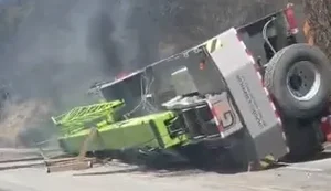 Carro tomba e pega fogo na Serra das Espias, em Palmeira dos Índios