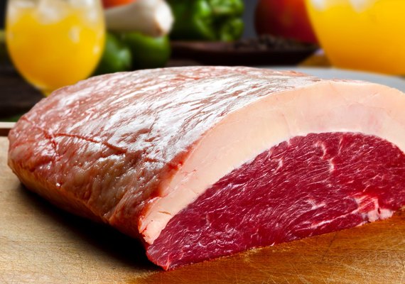 Homem tenta furtar peça de picanha de supermercado e é preso