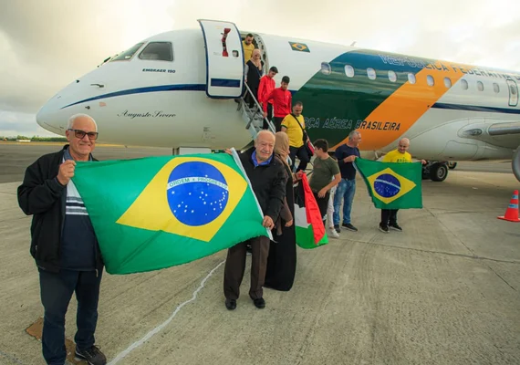 Grupo de 32 brasileiros repatriados da Cisjordânia chega ao Recife