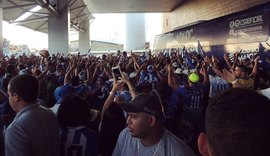 Torcida recebe jogadores do CSA e movimenta Aeroporto Zumbi dos Palmares