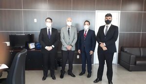 Membros do IDEA participam de reunião com o presidente do TRE/AL