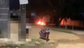 Carro é atingido por incêndio criminoso em Arapiraca